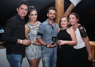 
<a style='margin-left: 5px;' class='btn btn-xs btn-social btn-facebook' href='https://www.facebook.com/sharer/sharer.php?u=https://galeramix.s01.web.getmuller.com.br/imagem/a9/800-800-90/conteudo/site_galerias/9/cabare-petry-galera-mix-66.jpg' rel='popup' data-width='500' data-height='400'><i class='fa fa-facebook'></i>Compartilhar <span class='hidden-xs'>no Facebook</span>
</a> 
<a class='btn btn-default btn-xs' target='_blank' href='imagem/a9/800-800-90/conteudo/site_galerias/9/cabare-petry-galera-mix-66.jpg'>
<span class='glyphicon glyphicon-cloud-download'></span> Salvar
</a>
