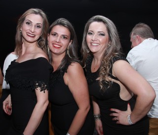 
<a style='margin-left: 5px;' class='btn btn-xs btn-social btn-facebook' href='https://www.facebook.com/sharer/sharer.php?u=https://galeramix.s01.web.getmuller.com.br/imagem/a9/800-800-90/conteudo/site_galerias/9/cabare-petry-galera-mix-70.jpg' rel='popup' data-width='500' data-height='400'><i class='fa fa-facebook'></i>Compartilhar <span class='hidden-xs'>no Facebook</span>
</a> 
<a class='btn btn-default btn-xs' target='_blank' href='imagem/a9/800-800-90/conteudo/site_galerias/9/cabare-petry-galera-mix-70.jpg'>
<span class='glyphicon glyphicon-cloud-download'></span> Salvar
</a>
