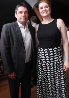 
<a style='margin-left: 5px;' class='btn btn-xs btn-social btn-facebook' href='https://www.facebook.com/sharer/sharer.php?u=https://galeramix.s01.web.getmuller.com.br/imagem/a9/800-800-90/conteudo/site_galerias/9/cabare-petry-galera-mix-81.jpg' rel='popup' data-width='500' data-height='400'><i class='fa fa-facebook'></i>Compartilhar <span class='hidden-xs'>no Facebook</span>
</a> 
<a class='btn btn-default btn-xs' target='_blank' href='imagem/a9/800-800-90/conteudo/site_galerias/9/cabare-petry-galera-mix-81.jpg'>
<span class='glyphicon glyphicon-cloud-download'></span> Salvar
</a>
