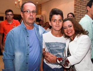 
<a style='margin-left: 5px;' class='btn btn-xs btn-social btn-facebook' href='https://www.facebook.com/sharer/sharer.php?u=https://galeramix.s01.web.getmuller.com.br/imagem/a9/800-800-90/conteudo/site_galerias/9/cabare-petry-galera-mix-9.jpg' rel='popup' data-width='500' data-height='400'><i class='fa fa-facebook'></i>Compartilhar <span class='hidden-xs'>no Facebook</span>
</a> 
<a class='btn btn-default btn-xs' target='_blank' href='imagem/a9/800-800-90/conteudo/site_galerias/9/cabare-petry-galera-mix-9.jpg'>
<span class='glyphicon glyphicon-cloud-download'></span> Salvar
</a>
