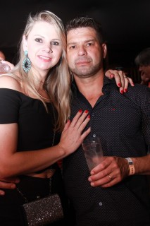 
<a style='margin-left: 5px;' class='btn btn-xs btn-social btn-facebook' href='https://www.facebook.com/sharer/sharer.php?u=https://galeramix.s01.web.getmuller.com.br/imagem/a9/800-800-90/conteudo/site_galerias/9/cabare-petry-galera-mix-98.jpg' rel='popup' data-width='500' data-height='400'><i class='fa fa-facebook'></i>Compartilhar <span class='hidden-xs'>no Facebook</span>
</a> 
<a class='btn btn-default btn-xs' target='_blank' href='imagem/a9/800-800-90/conteudo/site_galerias/9/cabare-petry-galera-mix-98.jpg'>
<span class='glyphicon glyphicon-cloud-download'></span> Salvar
</a>
