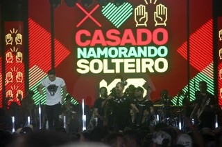 
                                    <a style='margin-left: 5px;' class='btn btn-xs btn-social btn-facebook' href='https://www.facebook.com/sharer/sharer.php?u=https://galeramix.s01.web.getmuller.com.br/imagem/a94/800-800-90/conteudo/site_galerias/94/wesley-safadao-galera-mix-1.jpg' rel='popup' data-width='500' data-height='400'><i class='fa fa-facebook'></i>Compartilhar <span class='hidden-xs'>no Facebook</span>
                                </a> 
                                <a class='btn btn-default btn-xs' target='_blank' href='imagem/a94/800-800-90/conteudo/site_galerias/94/wesley-safadao-galera-mix-1.jpg'>
                                    <span class='glyphicon glyphicon-cloud-download'></span> Salvar
                                </a>
                                