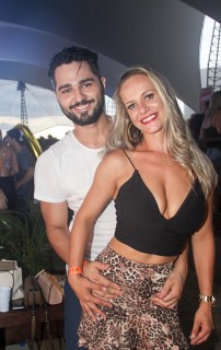 
                    <a style='margin-left: 5px;' class='btn btn-xs btn-social btn-facebook' href='https://www.facebook.com/sharer/sharer.php?u=https://galeramix.s01.web.getmuller.com.br/imagem/a94/800-800-90/conteudo/site_galerias/94/wesley-safadao-galera-mix-102.jpg' rel='popup' data-width='500' data-height='400'><i class='fa fa-facebook'></i>Compartilhar <span class='hidden-xs'>no Facebook</span>
                </a> 
                <a class='btn btn-default btn-xs' target='_blank' href='imagem/a94/800-800-90/conteudo/site_galerias/94/wesley-safadao-galera-mix-102.jpg'>
                    <span class='glyphicon glyphicon-cloud-download'></span> Salvar
                </a>
                