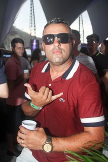 
        <a style='margin-left: 5px;' class='btn btn-xs btn-social btn-facebook' href='https://www.facebook.com/sharer/sharer.php?u=https://galeramix.s01.web.getmuller.com.br/imagem/a94/800-800-90/conteudo/site_galerias/94/wesley-safadao-galera-mix-105.jpg' rel='popup' data-width='500' data-height='400'><i class='fa fa-facebook'></i>Compartilhar <span class='hidden-xs'>no Facebook</span>
    </a> 
    <a class='btn btn-default btn-xs' target='_blank' href='imagem/a94/800-800-90/conteudo/site_galerias/94/wesley-safadao-galera-mix-105.jpg'>
        <span class='glyphicon glyphicon-cloud-download'></span> Salvar
    </a>
    