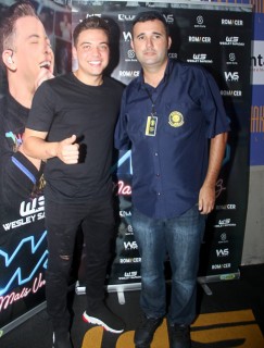 
<a style='margin-left: 5px;' class='btn btn-xs btn-social btn-facebook' href='https://www.facebook.com/sharer/sharer.php?u=https://galeramix.s01.web.getmuller.com.br/imagem/a94/800-800-90/conteudo/site_galerias/94/wesley-safadao-galera-mix-145.jpg' rel='popup' data-width='500' data-height='400'><i class='fa fa-facebook'></i>Compartilhar <span class='hidden-xs'>no Facebook</span>
</a> 
<a class='btn btn-default btn-xs' target='_blank' href='imagem/a94/800-800-90/conteudo/site_galerias/94/wesley-safadao-galera-mix-145.jpg'>
<span class='glyphicon glyphicon-cloud-download'></span> Salvar
</a>
