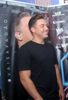 
<a style='margin-left: 5px;' class='btn btn-xs btn-social btn-facebook' href='https://www.facebook.com/sharer/sharer.php?u=https://galeramix.s01.web.getmuller.com.br/imagem/a94/800-800-90/conteudo/site_galerias/94/wesley-safadao-galera-mix-147.jpg' rel='popup' data-width='500' data-height='400'><i class='fa fa-facebook'></i>Compartilhar <span class='hidden-xs'>no Facebook</span>
</a> 
<a class='btn btn-default btn-xs' target='_blank' href='imagem/a94/800-800-90/conteudo/site_galerias/94/wesley-safadao-galera-mix-147.jpg'>
<span class='glyphicon glyphicon-cloud-download'></span> Salvar
</a>
