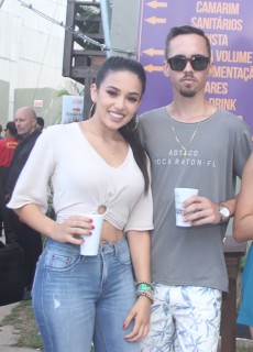 
<a style='margin-left: 5px;' class='btn btn-xs btn-social btn-facebook' href='https://www.facebook.com/sharer/sharer.php?u=https://galeramix.s01.web.getmuller.com.br/imagem/a94/800-800-90/conteudo/site_galerias/94/wesley-safadao-galera-mix-15.jpg' rel='popup' data-width='500' data-height='400'><i class='fa fa-facebook'></i>Compartilhar <span class='hidden-xs'>no Facebook</span>
</a> 
<a class='btn btn-default btn-xs' target='_blank' href='imagem/a94/800-800-90/conteudo/site_galerias/94/wesley-safadao-galera-mix-15.jpg'>
<span class='glyphicon glyphicon-cloud-download'></span> Salvar
</a>
