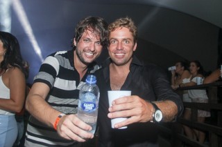 
<a style='margin-left: 5px;' class='btn btn-xs btn-social btn-facebook' href='https://www.facebook.com/sharer/sharer.php?u=https://galeramix.s01.web.getmuller.com.br/imagem/a94/800-800-90/conteudo/site_galerias/94/wesley-safadao-galera-mix-157.jpg' rel='popup' data-width='500' data-height='400'><i class='fa fa-facebook'></i>Compartilhar <span class='hidden-xs'>no Facebook</span>
</a> 
<a class='btn btn-default btn-xs' target='_blank' href='imagem/a94/800-800-90/conteudo/site_galerias/94/wesley-safadao-galera-mix-157.jpg'>
<span class='glyphicon glyphicon-cloud-download'></span> Salvar
</a>
