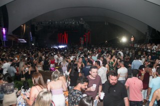 
<a style='margin-left: 5px;' class='btn btn-xs btn-social btn-facebook' href='https://www.facebook.com/sharer/sharer.php?u=https://galeramix.s01.web.getmuller.com.br/imagem/a94/800-800-90/conteudo/site_galerias/94/wesley-safadao-galera-mix-160.jpg' rel='popup' data-width='500' data-height='400'><i class='fa fa-facebook'></i>Compartilhar <span class='hidden-xs'>no Facebook</span>
</a> 
<a class='btn btn-default btn-xs' target='_blank' href='imagem/a94/800-800-90/conteudo/site_galerias/94/wesley-safadao-galera-mix-160.jpg'>
<span class='glyphicon glyphicon-cloud-download'></span> Salvar
</a>
