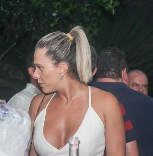 
<a style='margin-left: 5px;' class='btn btn-xs btn-social btn-facebook' href='https://www.facebook.com/sharer/sharer.php?u=https://galeramix.s01.web.getmuller.com.br/imagem/a94/800-800-90/conteudo/site_galerias/94/wesley-safadao-galera-mix-161.jpg' rel='popup' data-width='500' data-height='400'><i class='fa fa-facebook'></i>Compartilhar <span class='hidden-xs'>no Facebook</span>
</a> 
<a class='btn btn-default btn-xs' target='_blank' href='imagem/a94/800-800-90/conteudo/site_galerias/94/wesley-safadao-galera-mix-161.jpg'>
<span class='glyphicon glyphicon-cloud-download'></span> Salvar
</a>
