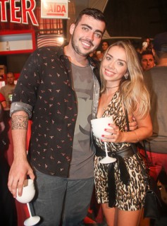 
<a style='margin-left: 5px;' class='btn btn-xs btn-social btn-facebook' href='https://www.facebook.com/sharer/sharer.php?u=https://galeramix.s01.web.getmuller.com.br/imagem/a94/800-800-90/conteudo/site_galerias/94/wesley-safadao-galera-mix-170.jpg' rel='popup' data-width='500' data-height='400'><i class='fa fa-facebook'></i>Compartilhar <span class='hidden-xs'>no Facebook</span>
</a> 
<a class='btn btn-default btn-xs' target='_blank' href='imagem/a94/800-800-90/conteudo/site_galerias/94/wesley-safadao-galera-mix-170.jpg'>
<span class='glyphicon glyphicon-cloud-download'></span> Salvar
</a>
