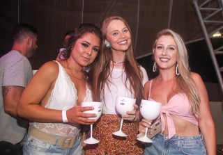 
<a style='margin-left: 5px;' class='btn btn-xs btn-social btn-facebook' href='https://www.facebook.com/sharer/sharer.php?u=https://galeramix.s01.web.getmuller.com.br/imagem/a94/800-800-90/conteudo/site_galerias/94/wesley-safadao-galera-mix-184.jpg' rel='popup' data-width='500' data-height='400'><i class='fa fa-facebook'></i>Compartilhar <span class='hidden-xs'>no Facebook</span>
</a> 
<a class='btn btn-default btn-xs' target='_blank' href='imagem/a94/800-800-90/conteudo/site_galerias/94/wesley-safadao-galera-mix-184.jpg'>
<span class='glyphicon glyphicon-cloud-download'></span> Salvar
</a>
