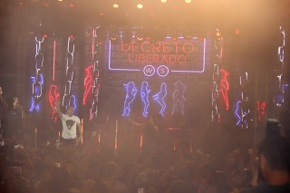 
<a style='margin-left: 5px;' class='btn btn-xs btn-social btn-facebook' href='https://www.facebook.com/sharer/sharer.php?u=https://galeramix.s01.web.getmuller.com.br/imagem/a94/800-800-90/conteudo/site_galerias/94/wesley-safadao-galera-mix-186.jpg' rel='popup' data-width='500' data-height='400'><i class='fa fa-facebook'></i>Compartilhar <span class='hidden-xs'>no Facebook</span>
</a> 
<a class='btn btn-default btn-xs' target='_blank' href='imagem/a94/800-800-90/conteudo/site_galerias/94/wesley-safadao-galera-mix-186.jpg'>
<span class='glyphicon glyphicon-cloud-download'></span> Salvar
</a>
