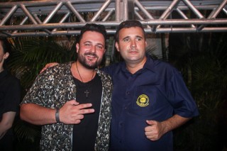 
<a style='margin-left: 5px;' class='btn btn-xs btn-social btn-facebook' href='https://www.facebook.com/sharer/sharer.php?u=https://galeramix.s01.web.getmuller.com.br/imagem/a94/800-800-90/conteudo/site_galerias/94/wesley-safadao-galera-mix-188.jpg' rel='popup' data-width='500' data-height='400'><i class='fa fa-facebook'></i>Compartilhar <span class='hidden-xs'>no Facebook</span>
</a> 
<a class='btn btn-default btn-xs' target='_blank' href='imagem/a94/800-800-90/conteudo/site_galerias/94/wesley-safadao-galera-mix-188.jpg'>
<span class='glyphicon glyphicon-cloud-download'></span> Salvar
</a>
