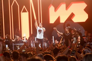 
<a style='margin-left: 5px;' class='btn btn-xs btn-social btn-facebook' href='https://www.facebook.com/sharer/sharer.php?u=https://galeramix.s01.web.getmuller.com.br/imagem/a94/800-800-90/conteudo/site_galerias/94/wesley-safadao-galera-mix-190.jpg' rel='popup' data-width='500' data-height='400'><i class='fa fa-facebook'></i>Compartilhar <span class='hidden-xs'>no Facebook</span>
</a> 
<a class='btn btn-default btn-xs' target='_blank' href='imagem/a94/800-800-90/conteudo/site_galerias/94/wesley-safadao-galera-mix-190.jpg'>
<span class='glyphicon glyphicon-cloud-download'></span> Salvar
</a>
