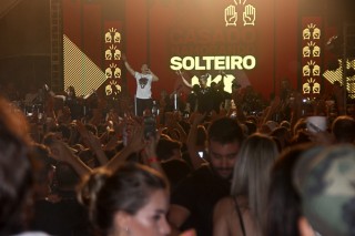 
<a style='margin-left: 5px;' class='btn btn-xs btn-social btn-facebook' href='https://www.facebook.com/sharer/sharer.php?u=https://galeramix.s01.web.getmuller.com.br/imagem/a94/800-800-90/conteudo/site_galerias/94/wesley-safadao-galera-mix-191.jpg' rel='popup' data-width='500' data-height='400'><i class='fa fa-facebook'></i>Compartilhar <span class='hidden-xs'>no Facebook</span>
</a> 
<a class='btn btn-default btn-xs' target='_blank' href='imagem/a94/800-800-90/conteudo/site_galerias/94/wesley-safadao-galera-mix-191.jpg'>
<span class='glyphicon glyphicon-cloud-download'></span> Salvar
</a>
