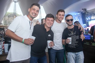 
<a style='margin-left: 5px;' class='btn btn-xs btn-social btn-facebook' href='https://www.facebook.com/sharer/sharer.php?u=https://galeramix.s01.web.getmuller.com.br/imagem/a94/800-800-90/conteudo/site_galerias/94/wesley-safadao-galera-mix-78.jpg' rel='popup' data-width='500' data-height='400'><i class='fa fa-facebook'></i>Compartilhar <span class='hidden-xs'>no Facebook</span>
</a> 
<a class='btn btn-default btn-xs' target='_blank' href='imagem/a94/800-800-90/conteudo/site_galerias/94/wesley-safadao-galera-mix-78.jpg'>
<span class='glyphicon glyphicon-cloud-download'></span> Salvar
</a>
