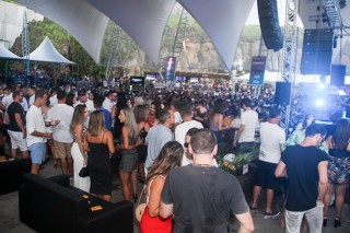 
<a style='margin-left: 5px;' class='btn btn-xs btn-social btn-facebook' href='https://www.facebook.com/sharer/sharer.php?u=https://galeramix.s01.web.getmuller.com.br/imagem/a94/800-800-90/conteudo/site_galerias/94/wesley-safadao-galera-mix-97.jpg' rel='popup' data-width='500' data-height='400'><i class='fa fa-facebook'></i>Compartilhar <span class='hidden-xs'>no Facebook</span>
</a> 
<a class='btn btn-default btn-xs' target='_blank' href='imagem/a94/800-800-90/conteudo/site_galerias/94/wesley-safadao-galera-mix-97.jpg'>
<span class='glyphicon glyphicon-cloud-download'></span> Salvar
</a>
