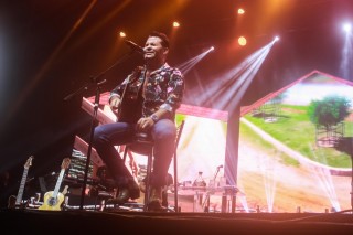 
                                    <a style='margin-left: 5px;' class='btn btn-xs btn-social btn-facebook' href='https://www.facebook.com/sharer/sharer.php?u=https://galeramix.s01.web.getmuller.com.br/imagem/a98/800-800-90/conteudo/site_galerias/98/galeramix-show-leonardo-e-eduardo-costa-1.jpg' rel='popup' data-width='500' data-height='400'><i class='fa fa-facebook'></i>Compartilhar <span class='hidden-xs'>no Facebook</span>
                                </a> 
                                <a class='btn btn-default btn-xs' target='_blank' href='imagem/a98/800-800-90/conteudo/site_galerias/98/galeramix-show-leonardo-e-eduardo-costa-1.jpg'>
                                    <span class='glyphicon glyphicon-cloud-download'></span> Salvar
                                </a>
                                