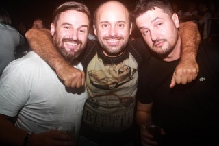 
                <a style='margin-left: 5px;' class='btn btn-xs btn-social btn-facebook' href='https://www.facebook.com/sharer/sharer.php?u=https://galeramix.s01.web.getmuller.com.br/imagem/a98/800-800-90/conteudo/site_galerias/98/galeramix-show-leonardo-e-eduardo-costa-103.jpg' rel='popup' data-width='500' data-height='400'><i class='fa fa-facebook'></i>Compartilhar <span class='hidden-xs'>no Facebook</span>
            </a> 
            <a class='btn btn-default btn-xs' target='_blank' href='imagem/a98/800-800-90/conteudo/site_galerias/98/galeramix-show-leonardo-e-eduardo-costa-103.jpg'>
                <span class='glyphicon glyphicon-cloud-download'></span> Salvar
            </a>
            