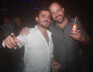 
<a style='margin-left: 5px;' class='btn btn-xs btn-social btn-facebook' href='https://www.facebook.com/sharer/sharer.php?u=https://galeramix.s01.web.getmuller.com.br/imagem/a98/800-800-90/conteudo/site_galerias/98/galeramix-show-leonardo-e-eduardo-costa-13.jpg' rel='popup' data-width='500' data-height='400'><i class='fa fa-facebook'></i>Compartilhar <span class='hidden-xs'>no Facebook</span>
</a> 
<a class='btn btn-default btn-xs' target='_blank' href='imagem/a98/800-800-90/conteudo/site_galerias/98/galeramix-show-leonardo-e-eduardo-costa-13.jpg'>
<span class='glyphicon glyphicon-cloud-download'></span> Salvar
</a>
