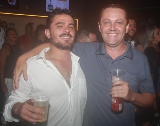 
<a style='margin-left: 5px;' class='btn btn-xs btn-social btn-facebook' href='https://www.facebook.com/sharer/sharer.php?u=https://galeramix.s01.web.getmuller.com.br/imagem/a98/800-800-90/conteudo/site_galerias/98/galeramix-show-leonardo-e-eduardo-costa-15.jpg' rel='popup' data-width='500' data-height='400'><i class='fa fa-facebook'></i>Compartilhar <span class='hidden-xs'>no Facebook</span>
</a> 
<a class='btn btn-default btn-xs' target='_blank' href='imagem/a98/800-800-90/conteudo/site_galerias/98/galeramix-show-leonardo-e-eduardo-costa-15.jpg'>
<span class='glyphicon glyphicon-cloud-download'></span> Salvar
</a>
