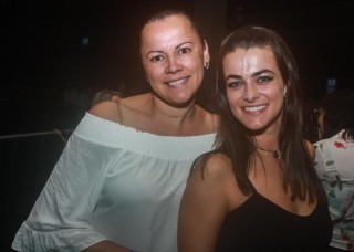 
<a style='margin-left: 5px;' class='btn btn-xs btn-social btn-facebook' href='https://www.facebook.com/sharer/sharer.php?u=https://galeramix.s01.web.getmuller.com.br/imagem/a98/800-800-90/conteudo/site_galerias/98/galeramix-show-leonardo-e-eduardo-costa-37.jpg' rel='popup' data-width='500' data-height='400'><i class='fa fa-facebook'></i>Compartilhar <span class='hidden-xs'>no Facebook</span>
</a> 
<a class='btn btn-default btn-xs' target='_blank' href='imagem/a98/800-800-90/conteudo/site_galerias/98/galeramix-show-leonardo-e-eduardo-costa-37.jpg'>
<span class='glyphicon glyphicon-cloud-download'></span> Salvar
</a>
