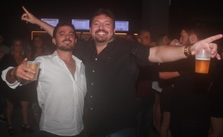 
<a style='margin-left: 5px;' class='btn btn-xs btn-social btn-facebook' href='https://www.facebook.com/sharer/sharer.php?u=https://galeramix.s01.web.getmuller.com.br/imagem/a98/800-800-90/conteudo/site_galerias/98/galeramix-show-leonardo-e-eduardo-costa-9.jpg' rel='popup' data-width='500' data-height='400'><i class='fa fa-facebook'></i>Compartilhar <span class='hidden-xs'>no Facebook</span>
</a> 
<a class='btn btn-default btn-xs' target='_blank' href='imagem/a98/800-800-90/conteudo/site_galerias/98/galeramix-show-leonardo-e-eduardo-costa-9.jpg'>
<span class='glyphicon glyphicon-cloud-download'></span> Salvar
</a>
